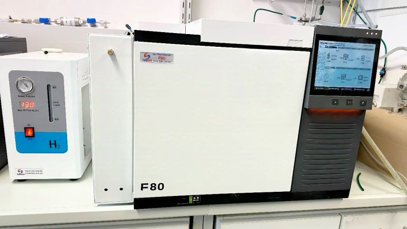 Installierter Labsun F80 Gaschromatograph an der TU Darmstadt