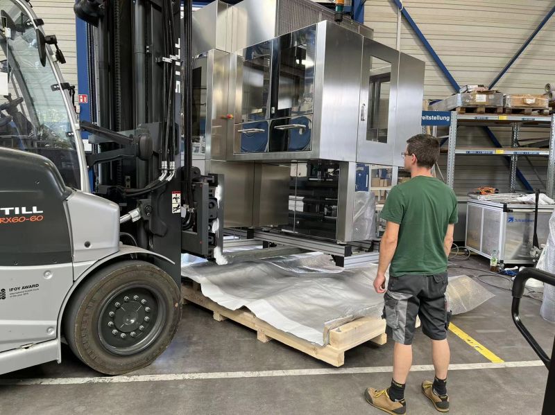 Transport of the automated cell culture system during project delivery